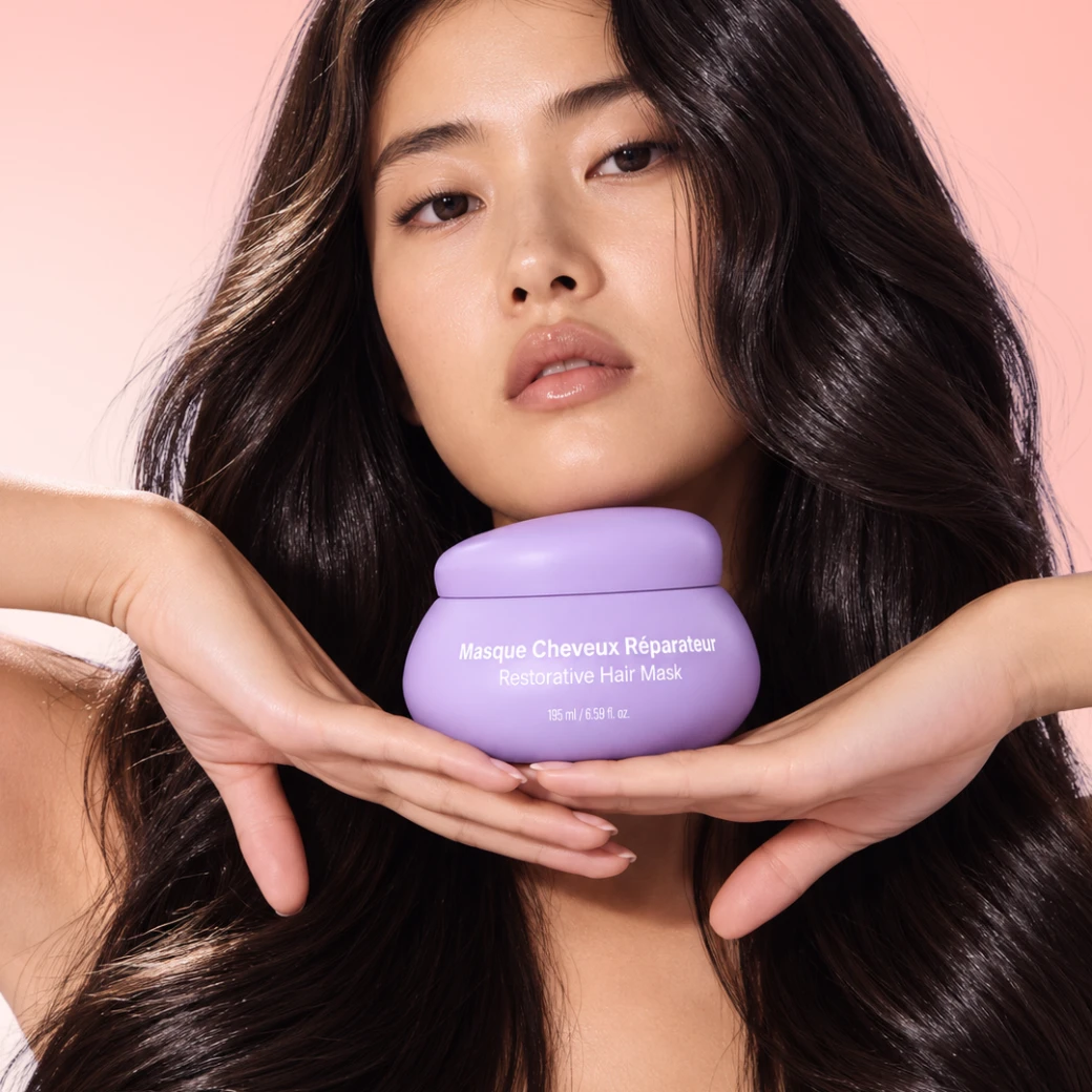 Femme tenant le pot de Masque Cheveux Réparateur