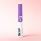 Application du sérum booster sur les cils avec applicateur précision