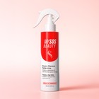 Application de la brume cheveux perfectrice sur cheveux lisses