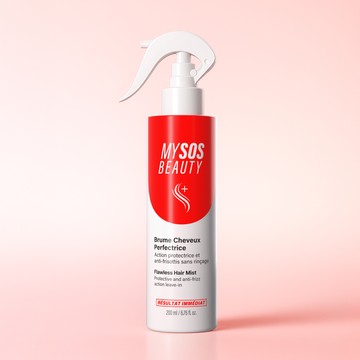 Application de la brume cheveux perfectrice sur cheveux lisses