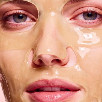 Retrait du masque Vitamine C révélant un teint lumineux