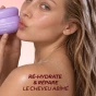 Femme présentant le pot de Masque Cheveux Réparateur