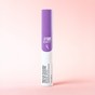 Application du sérum booster sur les cils avec applicateur précision