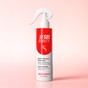 Application de la brume cheveux perfectrice sur cheveux lisses