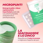 Patch a micropunti e dischetti tonificanti con niacinamide e zinco