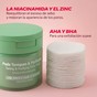 Aplicación del pad tónico purificante sobre el rostro
